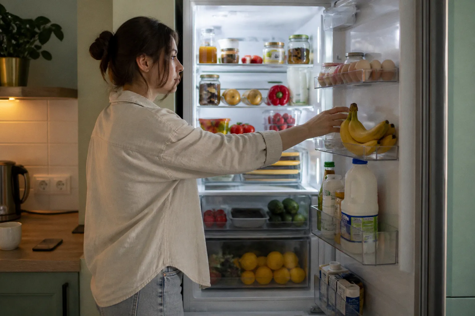 Правила хранения продуктов: почему молоко и бананы нельзя держать на дверце и в ящике